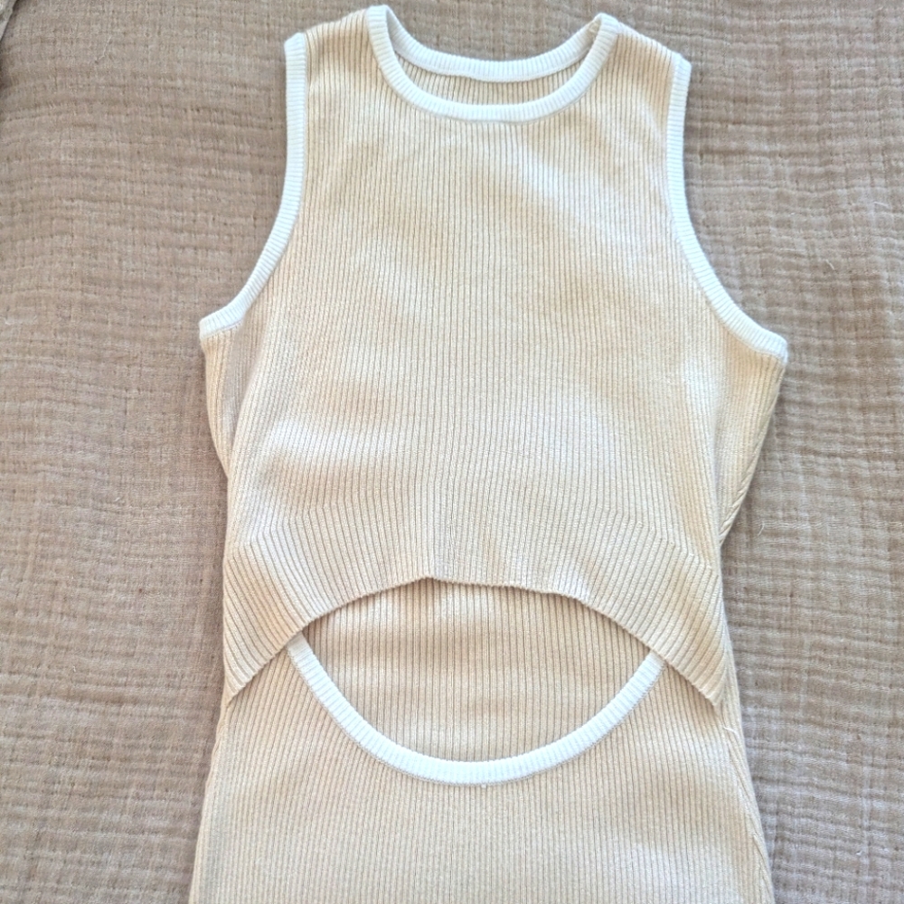 Beige/white trim knit dress
